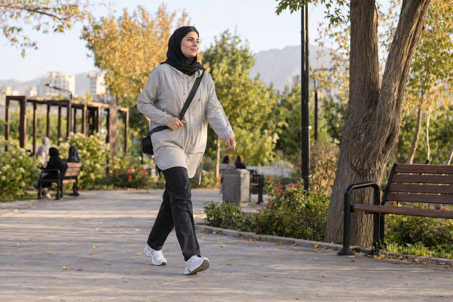 استایل روزمره زنانه برای پیاده روی در پارک